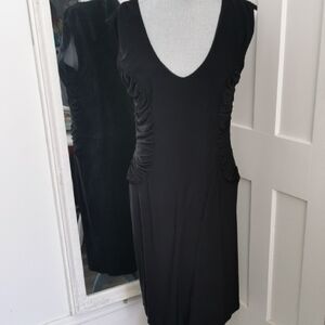 EVAN-PICONE Black Sleeveless Vneckline Sheath Dress With Side Ruching. Size 14